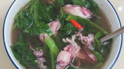 Mát lành canh mực nấu mồng tơi
