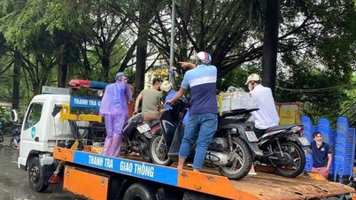 Thanh tra GTVT Hà Nội dùng xe công vụ chở người dân qua khu vực úng ngập