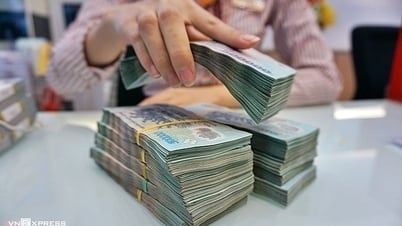 Người dân bớt bỏ tiền vào ngân hàng