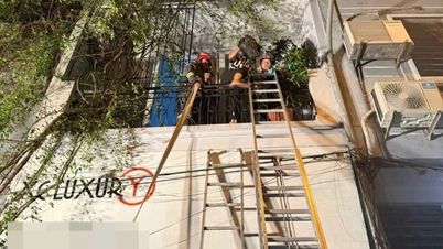 Police rescue two people trapped in burning house in Hanoi