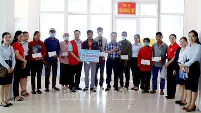 Vietinbank tặng quà bệnh nhân chạy thận tại Bệnh viện Đa khoa tỉnh