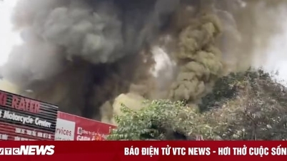 Cháy quán gà trên phố Hà Nội