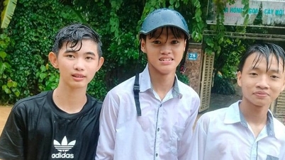 4 nam sinh cứu hai người bị lũ cuốn