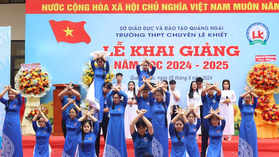 Los líderes provinciales de Quang Ngai asisten a la ceremonia de apertura del nuevo año escolar 2024-2025