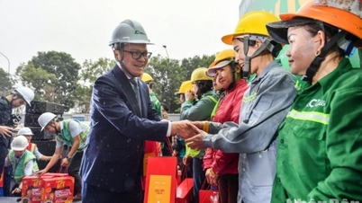 Nhan Dan Newspaper presents gifts to workers at Ecopark construction site, Van Giang district, Hung Yen province