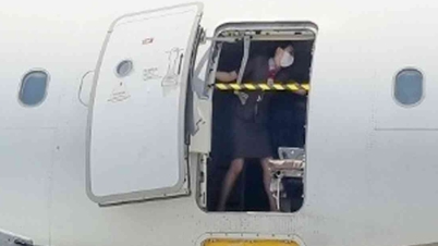 Photo of flight attendant blocking Korean plane door goes viral on social media