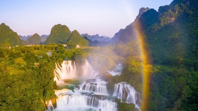ទឹកធ្លាក់ Ban Gioc នៅ Cao Bang ធ្លាក់ពីកម្ពស់ជាង 60 ម៉ែត្រ ពណ៌ឥន្ទធនូបញ្ចេញពន្លឺពេញព្រៃ។