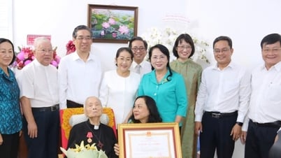 ប្រគល់​គ្រឿង​ឥស្សរិយយស​ថ្នាក់​ទី​៣ ដល់​បូជាចារ្យ Phan Khac Tu