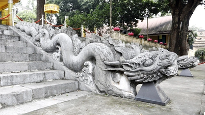រឿងរ៉ាវអំពីនាគអាយុមួយពាន់ឆ្នាំនៅក្នុងកំពែងរាជវាំងថាងឡុង។