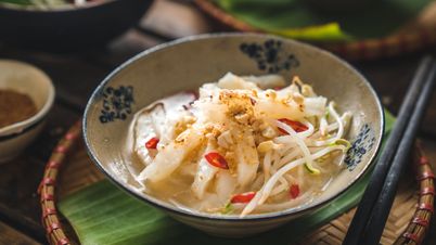 Bánh đúc thái sợi chan canh ở Hà Nội, khách ăn vèo 2 bát giải nhiệt ngày hè