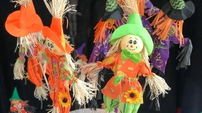 Đồ chơi Halloween ngập tràn, phố cổ Hà Nội trở nên ma mị
