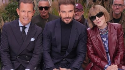 David Beckham មើលទៅដូចជាសុភាពបុរសអង្គុយនៅជួរមុខនៃកម្មវិធីបង្ហាញម៉ូដ