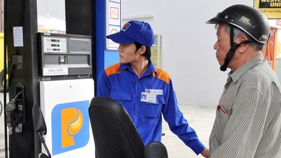 Gasoline prices turn to decrease, RON 95 close to 21,000 VND/liter