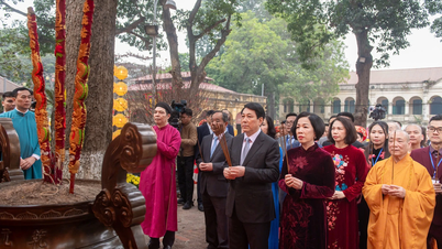 Chủ tịch nước cùng đại biểu kiều bào dâng hương tại Hoàng thành Thăng Long