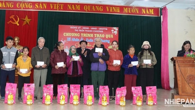 Photography and Life Magazine accompanies businesses to give gifts "Tet for the poor" in Nghe An