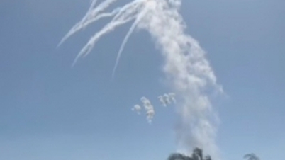 Houthi tuyên bố tấn công, Hezbollah tiếp tục nã hàng chục rocket vào Israel