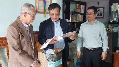 Thăm hỏi, tặng quà các nhân chứng Hoàng Sa
