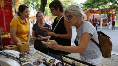 Tourists enthusiastically shop and experience at the Hanoi Tourism Gift Festival 2023
