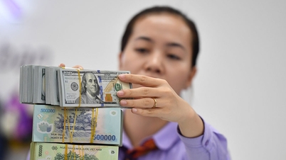 Giá USD ngân hàng bật tăng mạnh, vượt mốc 24.300 đồng