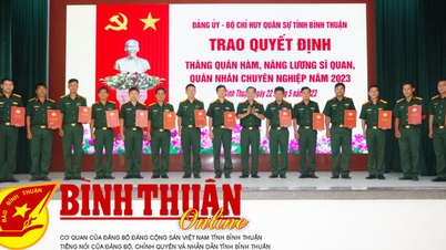102 sĩ quan được thăng quân hàm