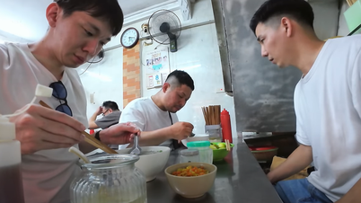 Khách Nhật lần đầu ăn phở ở Hà Nội, nói một điều khiến cả nhóm bật cười