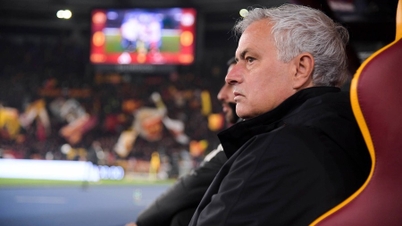 Mourinho hugs ball boy during Roma's victory