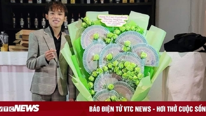 Ho Van Cuong recibió un ramo de flores valorado en 120 millones de VND.