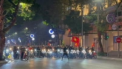 ជិះ​ព្យុះ​ស៊ីវីល័យ​ដោយ​អ្នក​ក្រុង​ក្នុង​រាត្រី​ 'ហាណូយ​មិន​ដែល​ដេក'