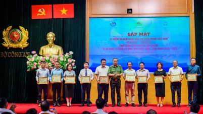 Launching the Press Award with the theme "For national security and peaceful life"