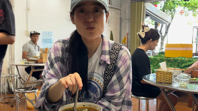 Korean tourists try 'energy-boosting' dish in Da Nang, exclaiming it's delicious