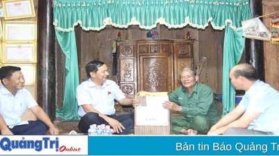 សាកសួរសុខទុក្ខ និងផ្តល់អំណោយដល់គ្រួសារគោលនយោបាយនៅស្រុក Dakrong និង Hai Lang