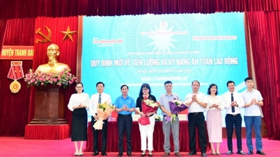 Lao Dong Thu Do Newspaper organizes a session to answer questions about wages and labor safety