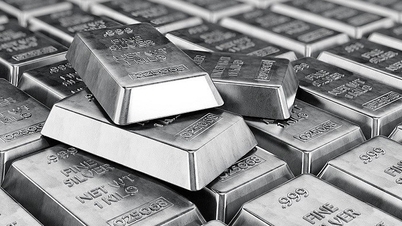 Silver falls under pressure from the US dollar