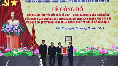 Phó Thủ tướng Trần Hồng Hà trao quyết định công nhận TP. Yên Bái là đô thị loại II