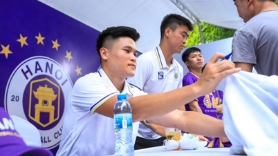 Hanoi FC ធ្វើអន្តរកម្មជាមួយអ្នកគាំទ្រ បង្ហាញពីការតាំងចិត្តខ្ពស់នៅ AFC Champions League 2023/24
