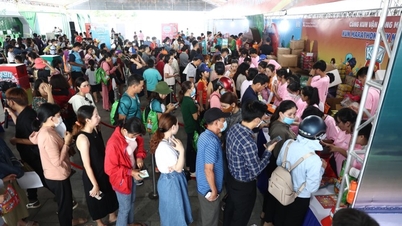 Phụ huynh, trẻ em háo hức nhận vật phẩm Kun Marathon
