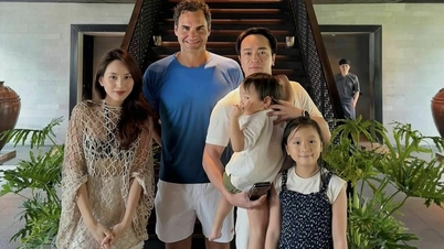 Vietnamese customer gives painting to Roger Federer