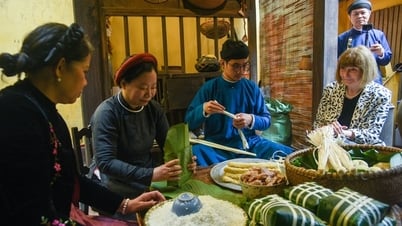 Khách quốc tế thích thú khi xem người Hà Nội gói bánh chưng truyền thống dịp Tết Nguyên đán
