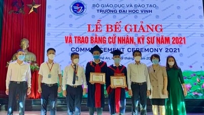 និស្សិតគរុកោសល្យដែលបានបញ្ចប់ការសិក្សាដោយកិត្តិយសនៅតែធ្វើការក្នុងវិស័យផ្សេងទៀត។