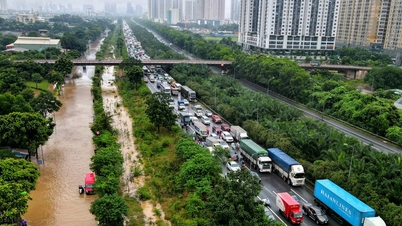 Mưa ngớt, đường gom đại lộ Thăng Long vẫn chìm trong biển nước