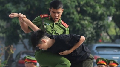 Imagen de la policía de seguridad de Hanoi realizando hermosas artes marciales.