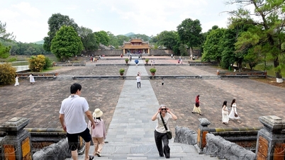 ផ្នូររបស់ស្តេច Minh Mang នៃរាជវង្ស Nguyen នៅ Hue មានស្ថាបត្យកម្មដ៏ធំ និងអស្ចារ្យ ផ្លូវ Than Dao មានប្រវែង 700 ម៉ែត្រ។