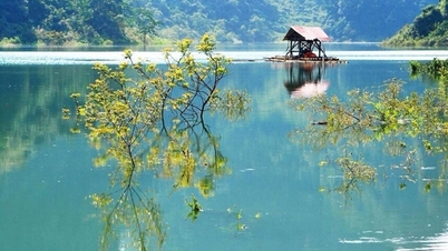 Green mountains and blue water at Thang Hen Lake, Cao Bang