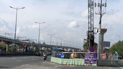 Cấm xe tải, xe container qua cầu vượt Thủ Đức để làm cầu bộ hành metro