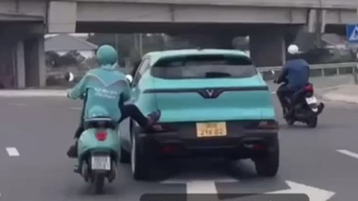 Technology motorbike taxi driver who used his feet to push a car to the side of the road was fined