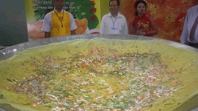 ទៅ Can Tho ដើម្បីញ៉ាំនំផេនខេកប្រវែង 3 ម៉ែត្រដែលផលិតដោយមេចុងភៅ 14 នាក់ក្នុងពិធីបុណ្យនំខេកភាគខាងត្បូង