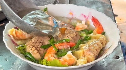 Quán mì, bột chiên 'sáng em, chiều anh' của 6 anh em ngay trung tâm TP.HCM
