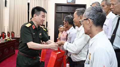 Bộ Quốc phòng tặng quà 60 đại biểu người có công với cách mạng tỉnh Trà Vinh