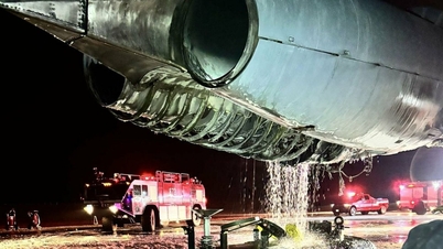 US B-52 engine fire, emergency landing