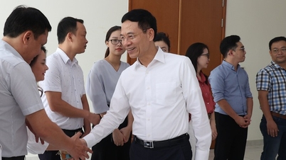 Bộ trưởng Nguyễn Mạnh Hùng thăm và chúc mừng một số cơ quan báo chí